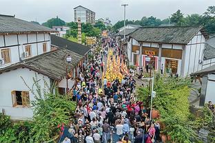 太凶狠了！梅洛与对手发生冲突！苏亚雷斯劝架反被锁头！